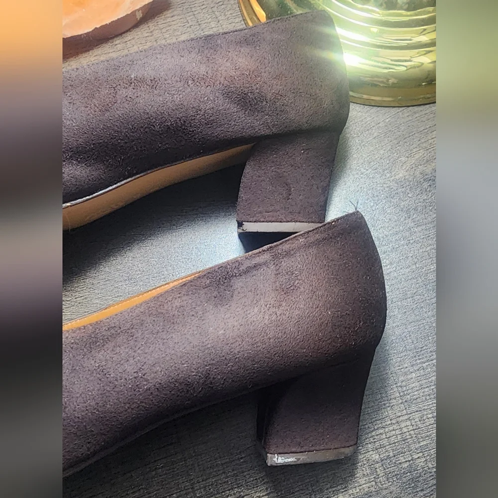 Ferrara‎ Women's Brown Suede Pumps with Gold Accent, Size 8.5, Made In Italy.